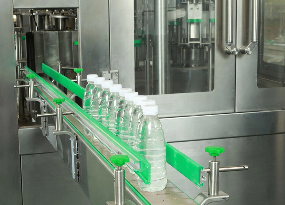 What is the definition of a beverage bottle filling machine?